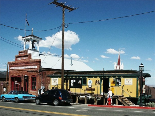 5 creative ways to recycle old railroad cars