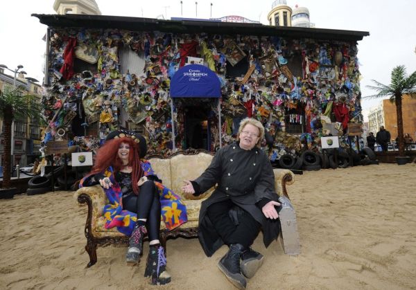 beach garbage hotel 1