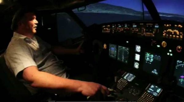 Boeing 737 Flight Simulator Sits In California Man's Garage