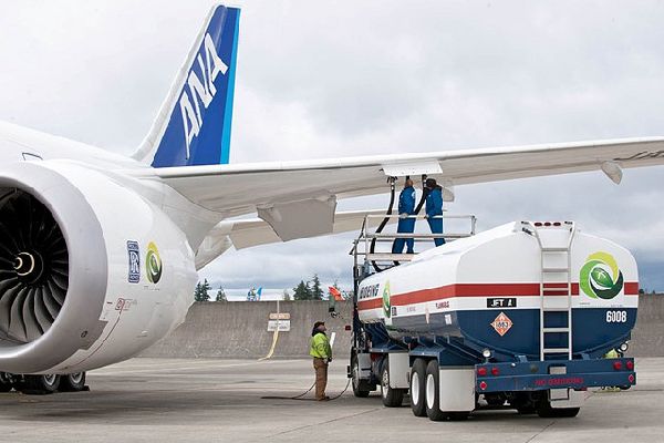 Boeing, ANA Celebrate First 787 Biofuel Flight