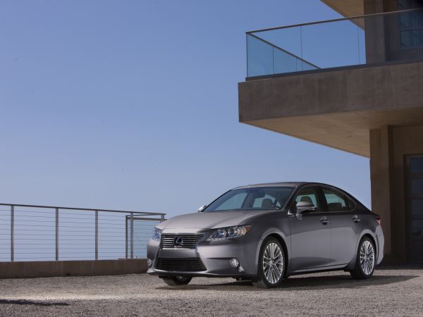 Lexus’ mid-size sedan now available in hybrid