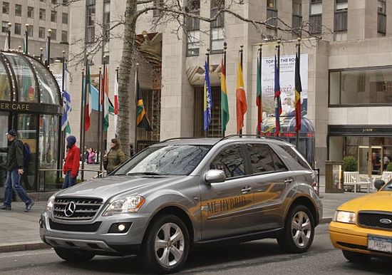 mercedes benz announces two new hybrids for 2011 1