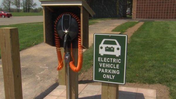 Penfield debuts area's first free public electric car charging station
