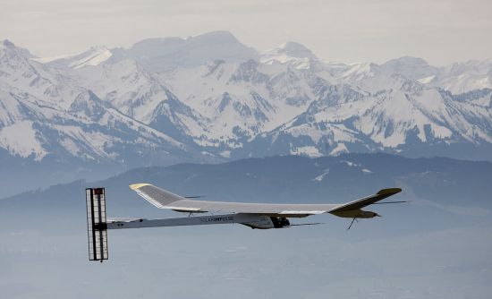 solar impulse solar powered aircraft to fly throug