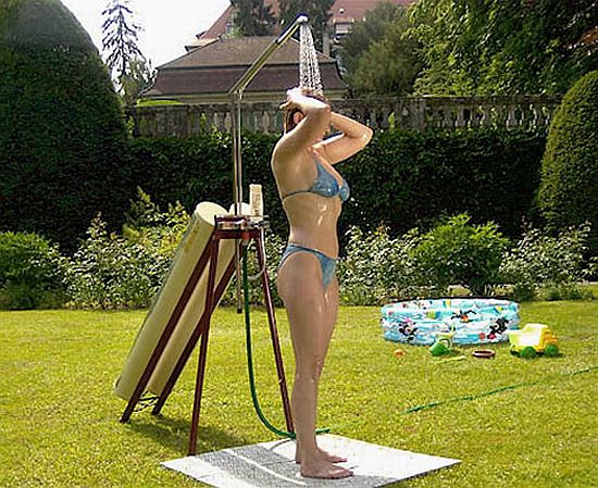 Голая женщина в годах принимает летний душ (42 фото)