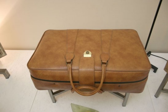suitcase table 2112