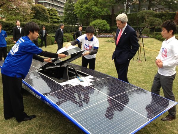 U.S._Secretary_of_State_John_Kerry_admires_a_solar-powered_car_built_by_members_of_the_Tomodachi_Initiative_youth_engagement_program_in_Tokyo,_Japan,_on_April_14,_2013