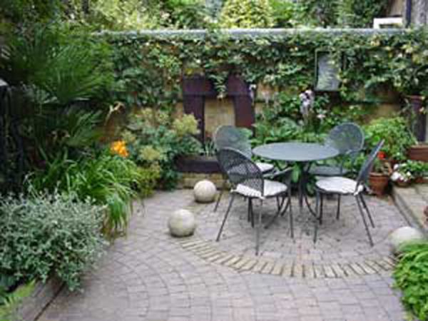 Courtyard-of-Plants-with-Simple-Look