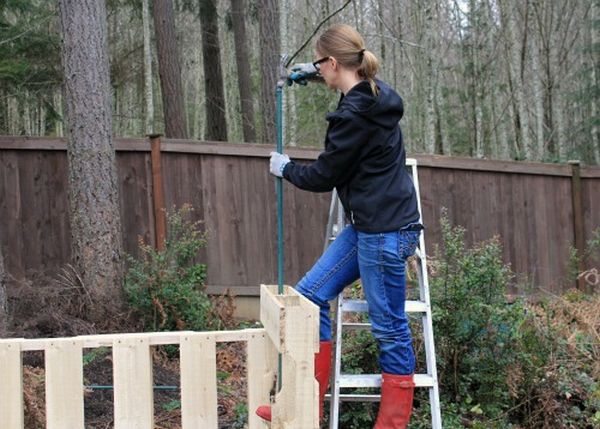 How-to-Build-a-Compost-Bin-Out-of-Wood-Pallets-DIY