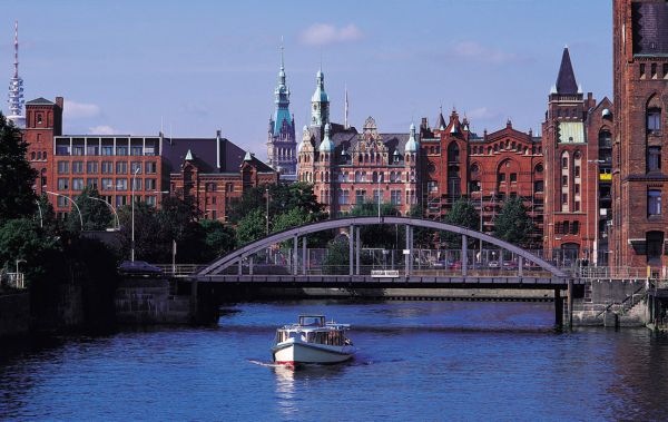 Canal scene and Madgeburger Bridge, Hamburg, Germany 422010