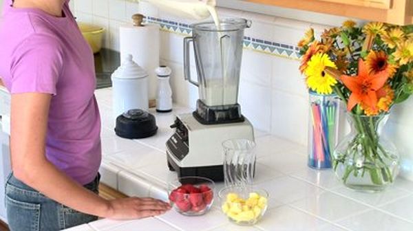stock-footage-woman-using-blender-in-kitchen