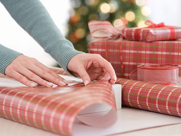 06-woman-wrapping-presents-lgn