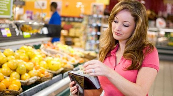 lady coupons grocery-shopping-tips