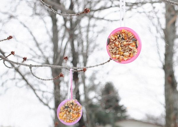 Play doh lid bird feeders_1