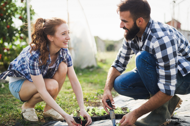 couple-enjoying-gardening